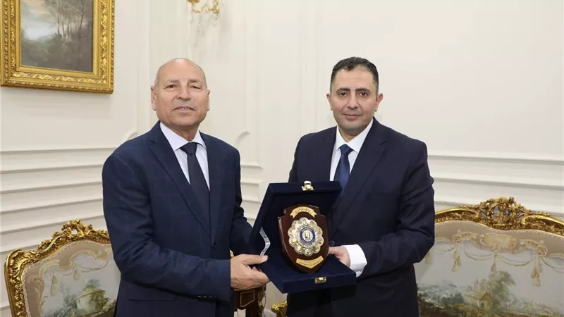 محافظ القاهرة يكرم نائبه السابق بعد توليه محافظة دمياط
