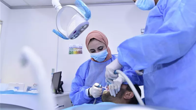 نقيب أطباء الأسنان يطالب بوقف القبول في الكليات غير المؤهلة تدريبيًا