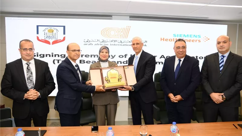 مستشفيات جامعة أسيوط توقع عقود شراء جهاز المعجل الخطي وجهاز أشعة مقطعية 