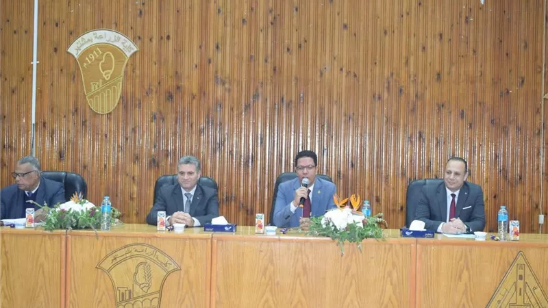 رئيس جامعة بنها يترأس مجلس كلية الزراعة ويكرم عمداء الكلية السابقين