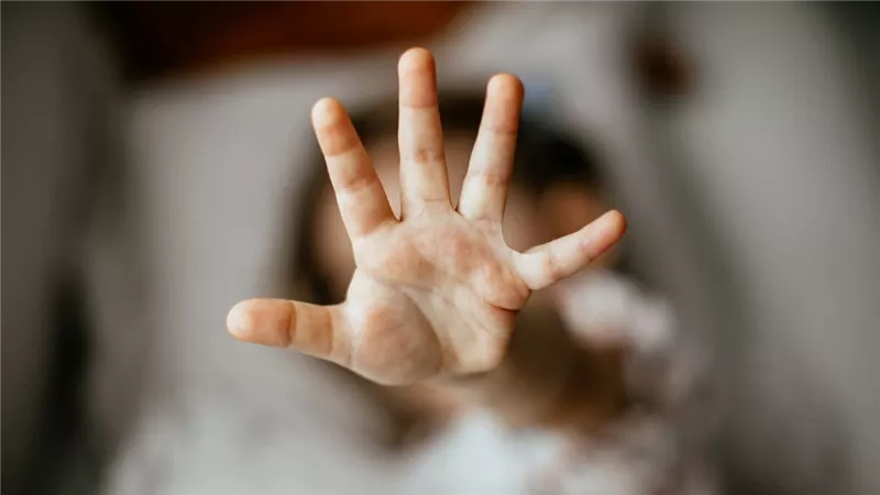 تحرش بالإكراه أثناء اليوم الدراسي.. إحالة مدير وأخصائية للمحاكمة التأديبية