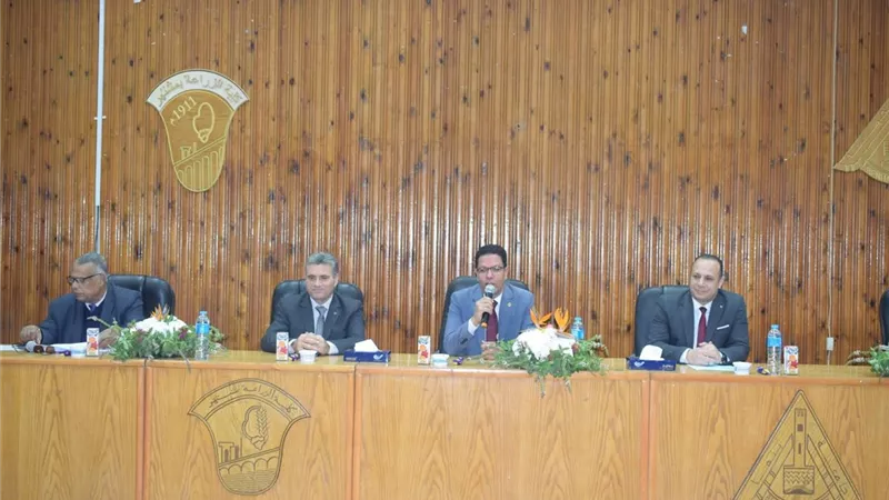 رئيس جامعة بنها يترأس مجلس كلية الزراعة ويكرم العمداء السابقين