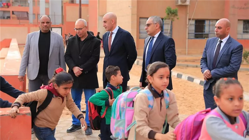 جولة مفاجئة لوزير التعليم بعدد من المدارس في حي الأسمرات