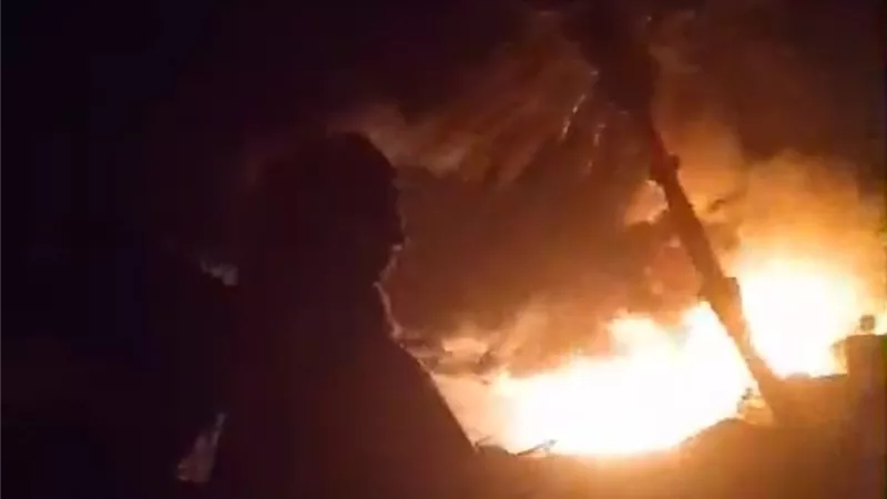 حريق يلتهم 3 مزارع دواجن ويصيب شخصين في قرية سيلا بالفيوم