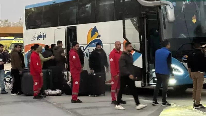 جهود دؤوبة من الهلال الأحمر المصري لمساعدة الفلسطينيين العائدين لغزة|فيديو