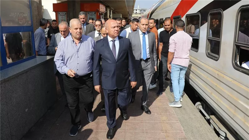 كلاكيت تاني مرة.. كامل الوزير يعنف مسؤولا في السكة الحديد بسبب الخردة