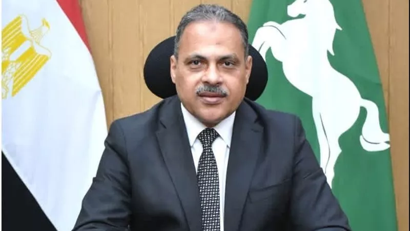 في أول يوم عمل عقب تجديد ثقة.. محافظ الشرقية يبعث رسائل لأبناء المحافظة