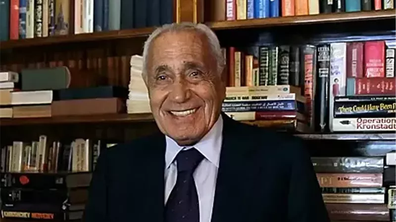 محمد حسنين هيكل.. 10 كتب تشكل خريطة السياسة العربية في القرن العشرين