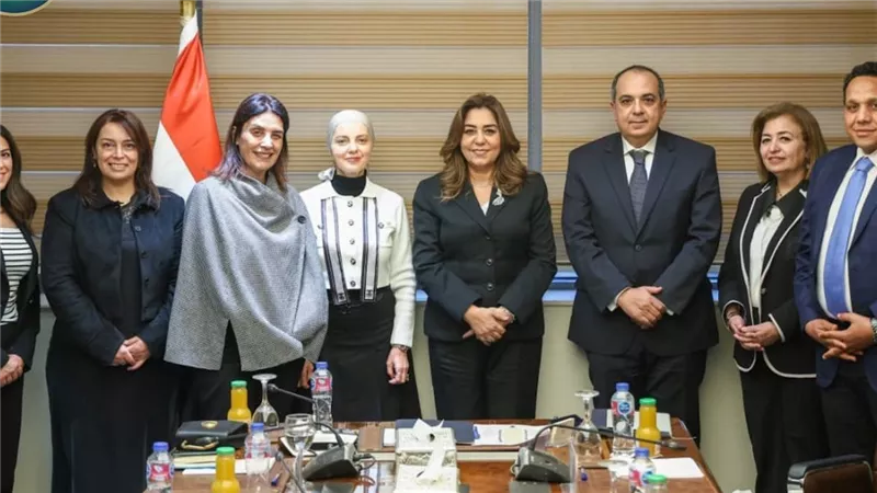 منال عوض تبحث مشروعات خضراء وتمكين اقتصادي في 120 قرية ضمن 