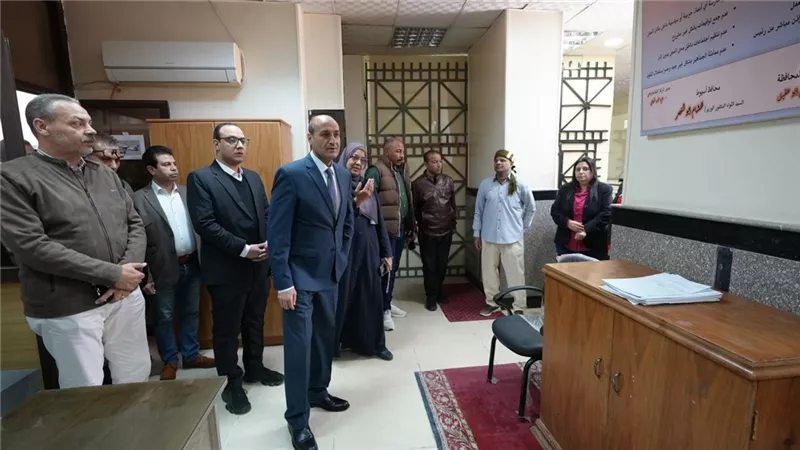 محافظ أسيوط الجديد يلتقي المواطنين ويشدد على سرعة إنجاز مصالحهم 