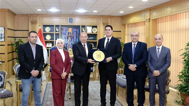 رئيس جامعة المنصورة يكرّم نائبي محافظي القاهرة والإسكندرية