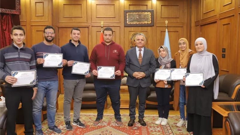 رئيس جامعة السويس يكرم  فريق «العباقرة» تقديرًا لإنجازاتهم العلمية المتميز