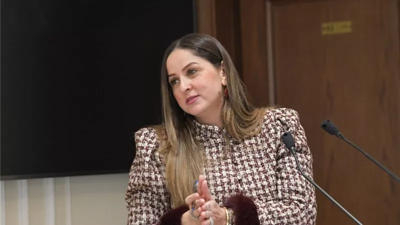 لبنى عبد العزيز تزف بشرى سارة للأهالي بشأن مستشفى بهتيم
