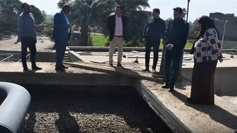 جولة ميدانية لرئيس «مياه المنيا» لمتابعة مشروعات «حياة كريمة» بقرى ملوي