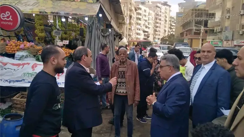 محافظ الدقهلية يفرض الانضباط على شوارع غرب المنصورة وينقل كشكين مخالفين 