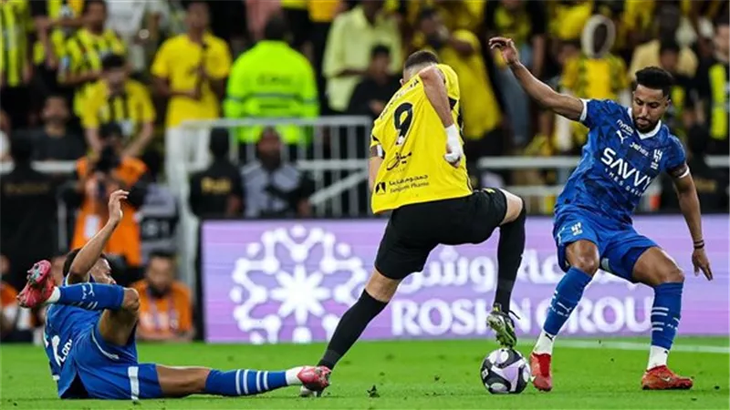 قمة نارية منتظرة الهلال والاتحاد.. بنزيما على رأس نجوم الكلاسيكو