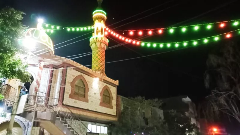 استعداداً لشهر رمضان.. مسجد صغير بإضاءة تخطف الأنظار بإحدى قرى الفيوم  