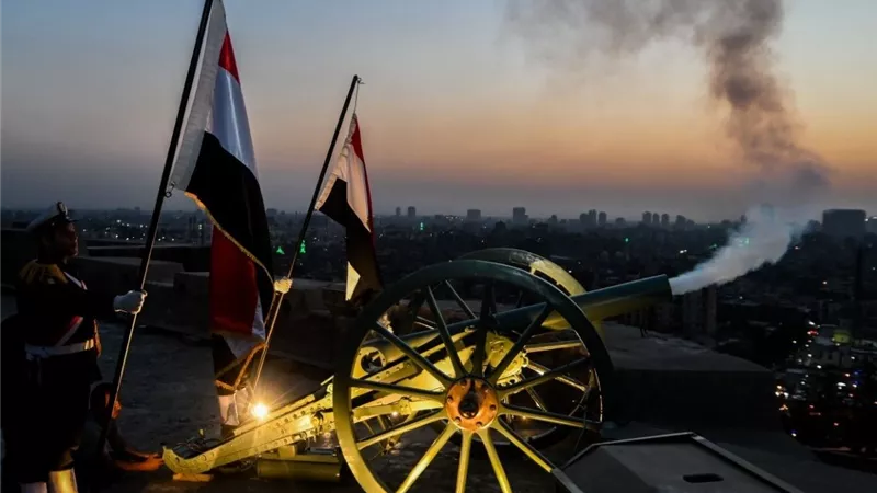  مدفع رمضان.. حكاية تقليد مصري أصبح رمزًا للشهر الكريم في العالم