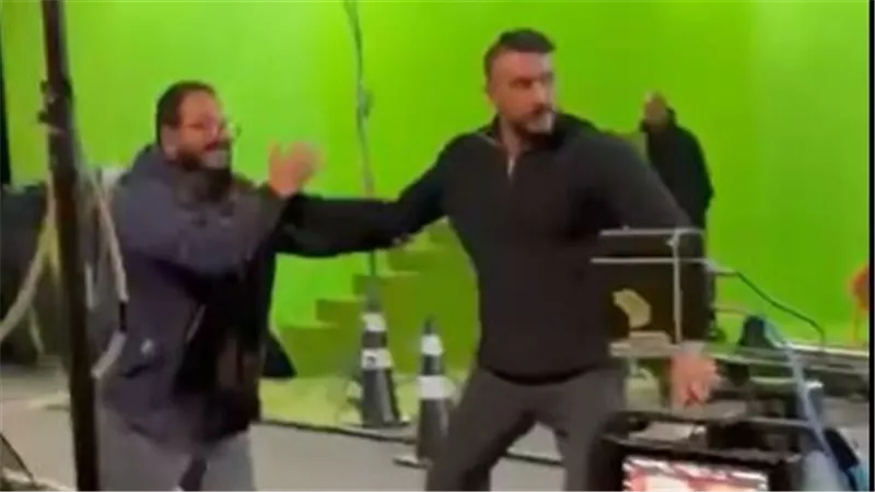 كسر الكاميرا.. مشاجرة أحمد العوضي في برنامج الكاميرا الخفية لتميم يونس