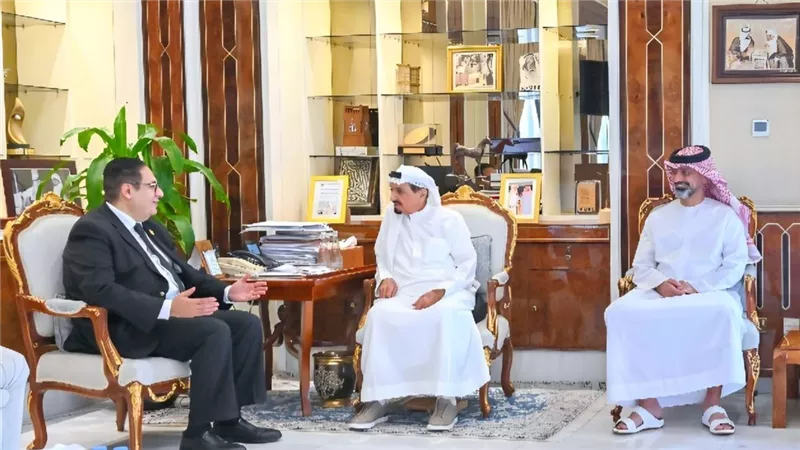 حاكم عجمان يستقبل رئيس جامعة القاهرة لبحث تعزيز التعاون العلمي والأكاديمي