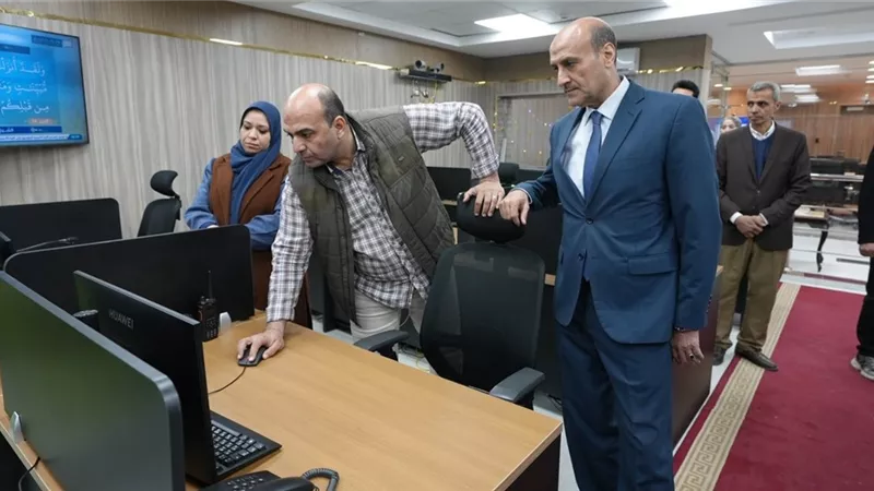 محافظ أسيوط يتفقد مركز سيطرة الشبكة الوطنية للطوارئ ويطمئن على حالة الشارع