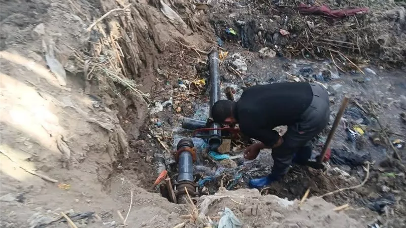 متابعة إصلاح خط مياه 4 بوصة بطريق عزبة رجب بكفر الشيخ