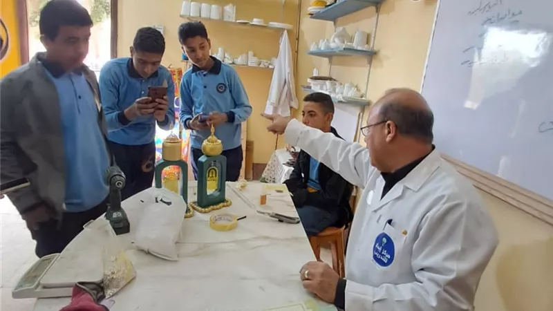 طلاب أسيوط يتدربون على الريزن والأخشاب والجلود بمركز 