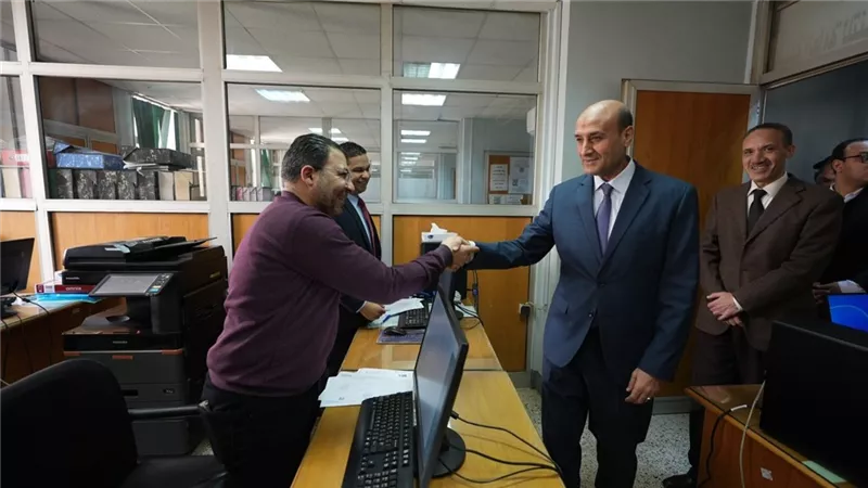 محافظ أسيوط يوجه بتبسيط الإجراءات فى مركز خدمة المستثمرين  