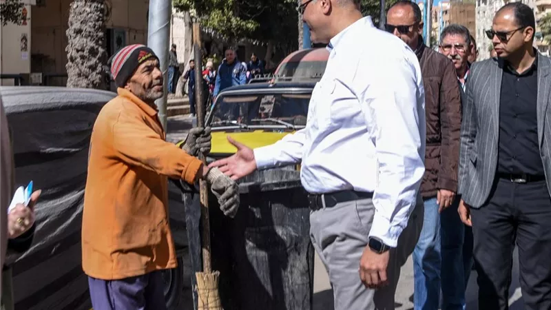 عقار مائل بالإسكندرية.. المحافظ يتخذ قرارا مهما ويؤكد للسكان: أهميتكم أولا