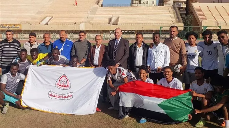 تسليم كأس الدوري الرياضي للطلاب في المهرجان الأول للوافدين