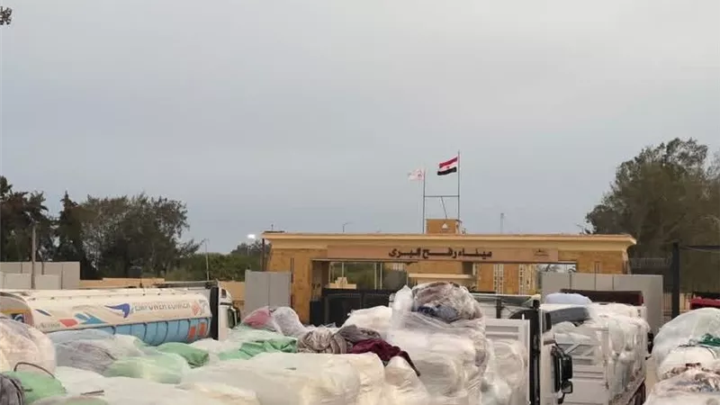 فرق الهلال الأحمر المصري تنتشر على معبر رفح للدفع بقافلة «زاد العزة» 141  