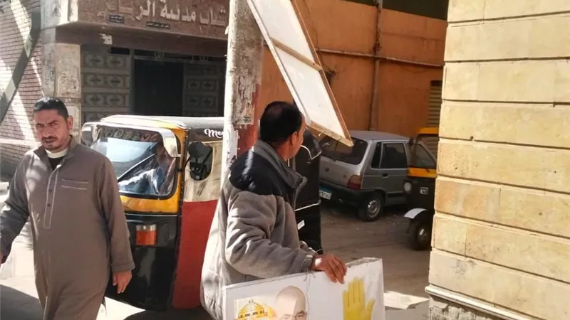 إزالة 56 إعلانًا مخالفًا بعدد من مراكز محافظة كفر الشيخ