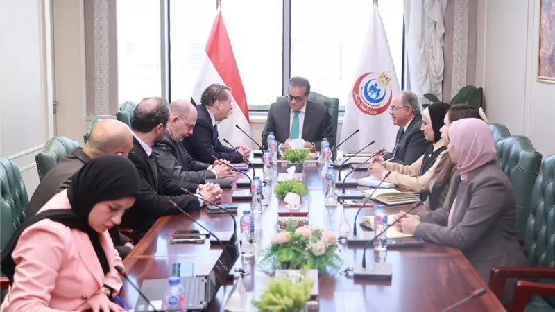 الصحة تبحث توطين صناعة صبغات الأشعة بالتعاون مع جنرال إلكتريك