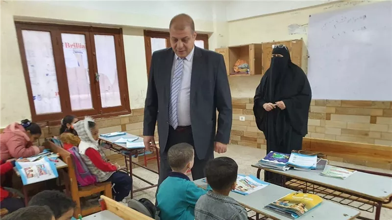 مدير تعليم المنوفية يحاور الطلاب حول نظام الثانوية العامة ونظام البكالوريا