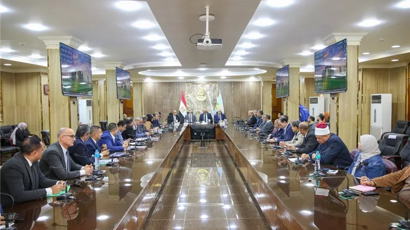 محافظ كفر الشيخ يعقد أول اجتماع مع رؤساء المراكز والمدن ووكلاء الوزارات