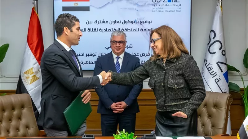 رئيس اقتصادية قناة السويس يشهد توقيع بروتوكول تعاون مع «شغلني»