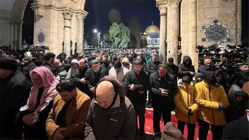 مئات الفلسطينيين يحيون 
