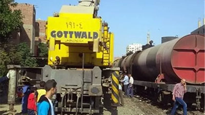 خروج عربة من قطار بضائع محمل بالسولار ببني سويف دون إصابات|خاص