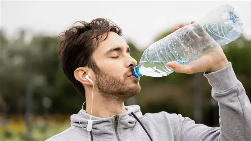 فتوى غريبة.. أزهري: يجوز شرب الماء لو أذن الفجر والإناء على الفم