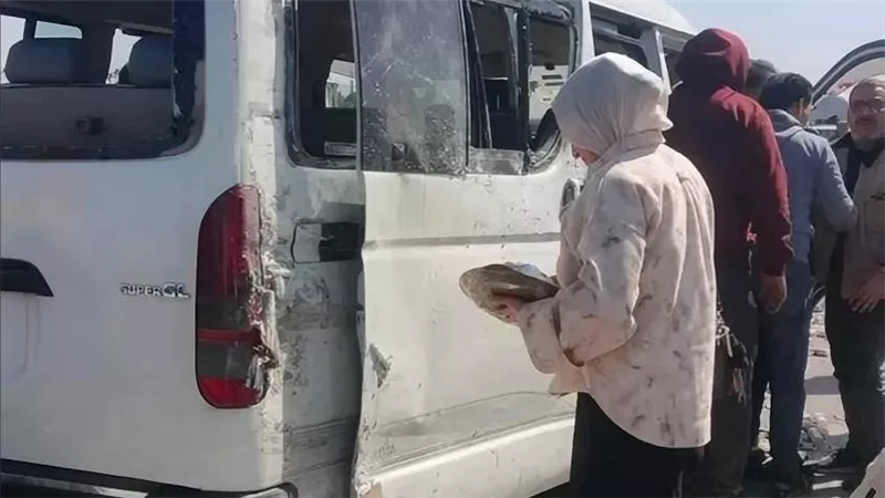 9 مصابين في تصادم ميكروباص وربع نقل بطريق شبرا بنها الحر