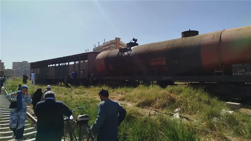 ننشر الصور الأولى لخروج عربة من قطار بضائع محمل بالسولار ببني سويف