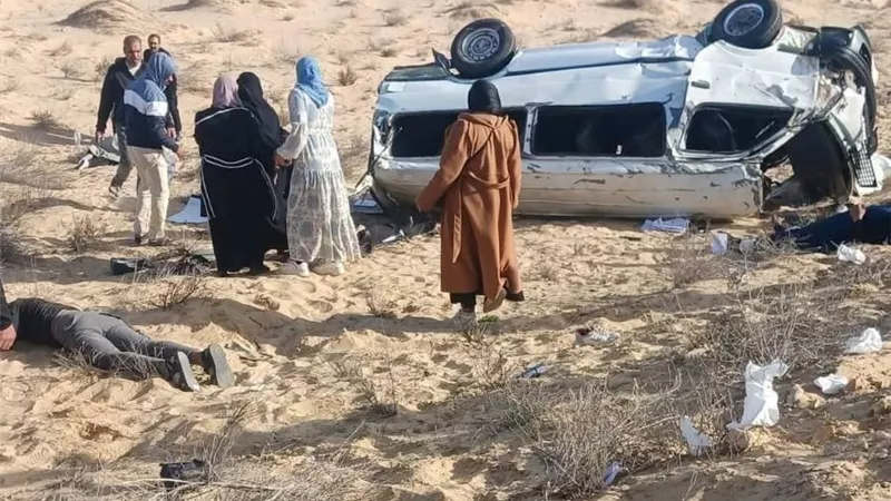 مصرع شخص وإصابة 14 شخصا في انقلاب ميكروباص على طريق العريش القنطرة 