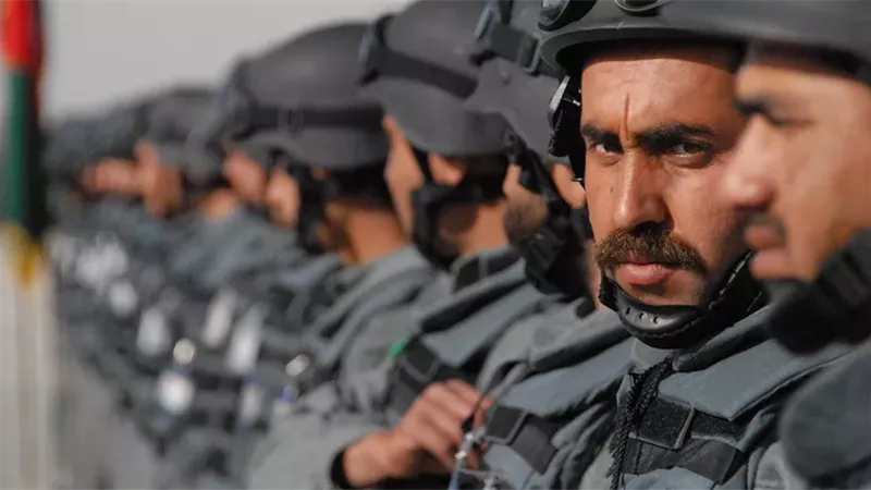 «لمكافحة الرذيلة».. مصادرة وحرق 500 آلة موسيقية في أفغانستان