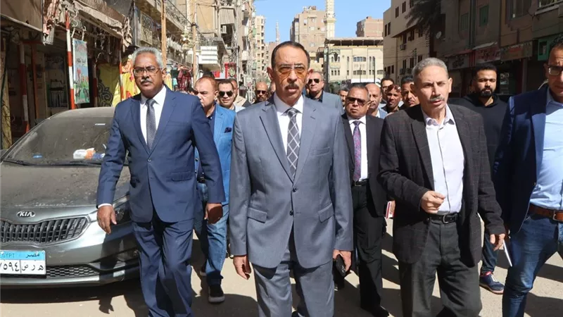 في أول جولاته.. محافظ سوهاج يتفقد شوارع المدينة ومعرض أهلا رمضان 