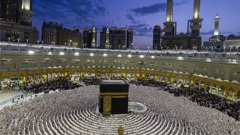 بث مباشر.. صلاة التراويح بمسجد الحرمين الشريفين أول ليلة من رمضان