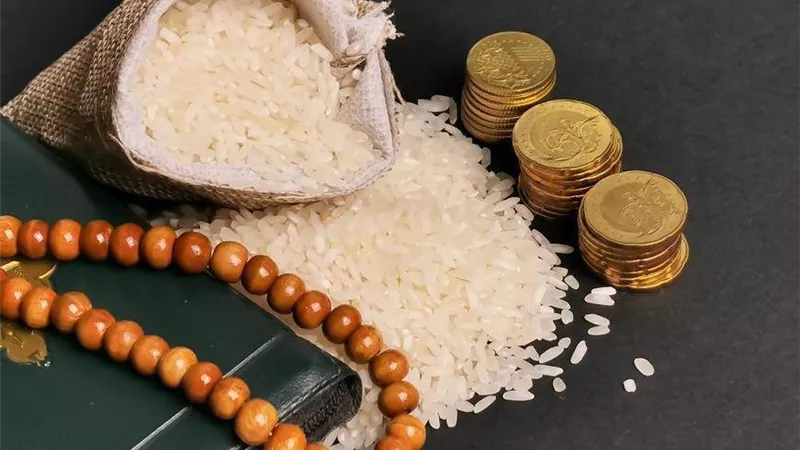 استثناء وتغليب لمصلحة الفقراء.. علي جمعة يوضح فائدة إخراج زكاة الفطر نقدا