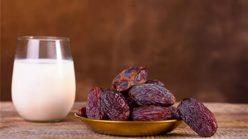 8 فوائد صحية لخلط التمر مع الحليب.. يجب عليك معرفتها