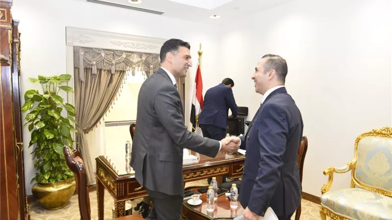 «البهي» يلتقي وزير الصناعة ويسلمه مقترحًا موحدًا لتراخيص الأراضي الصناعية