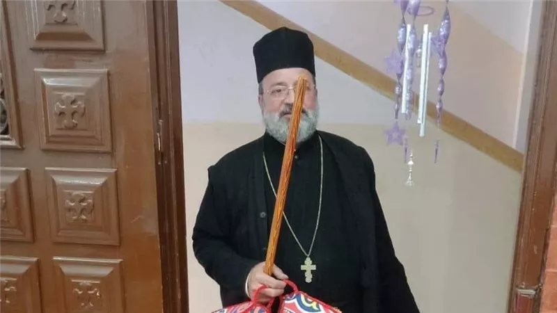 راعي كنيسة الروم بدمياط يزين الكنيسة بالفوانيس احتفالا بقدوم شهر رمضان 