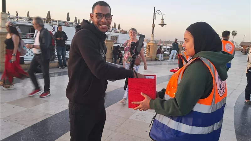على كورنيش النيل.. اتحاد شباب الأقصر يوزعون فوانيس رمضان وهدايا